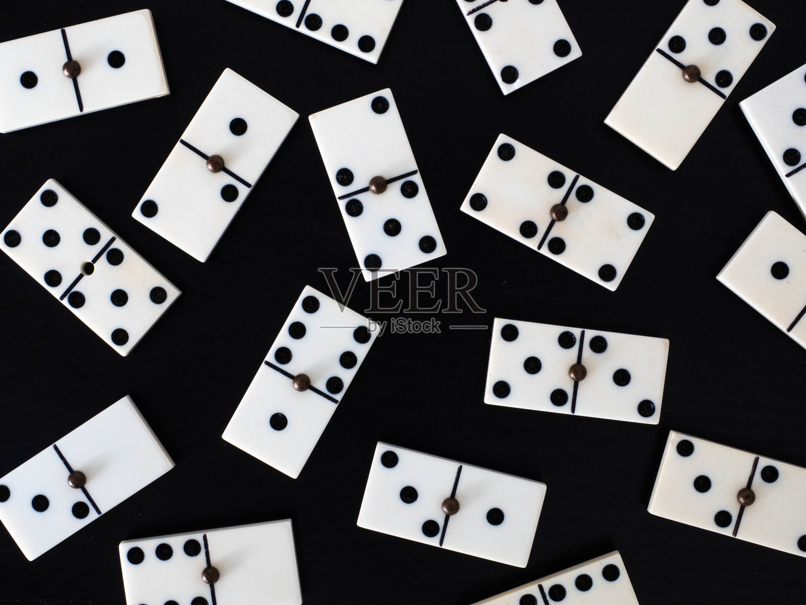 多米诺瓷砖在黑色背景照片摄影图片