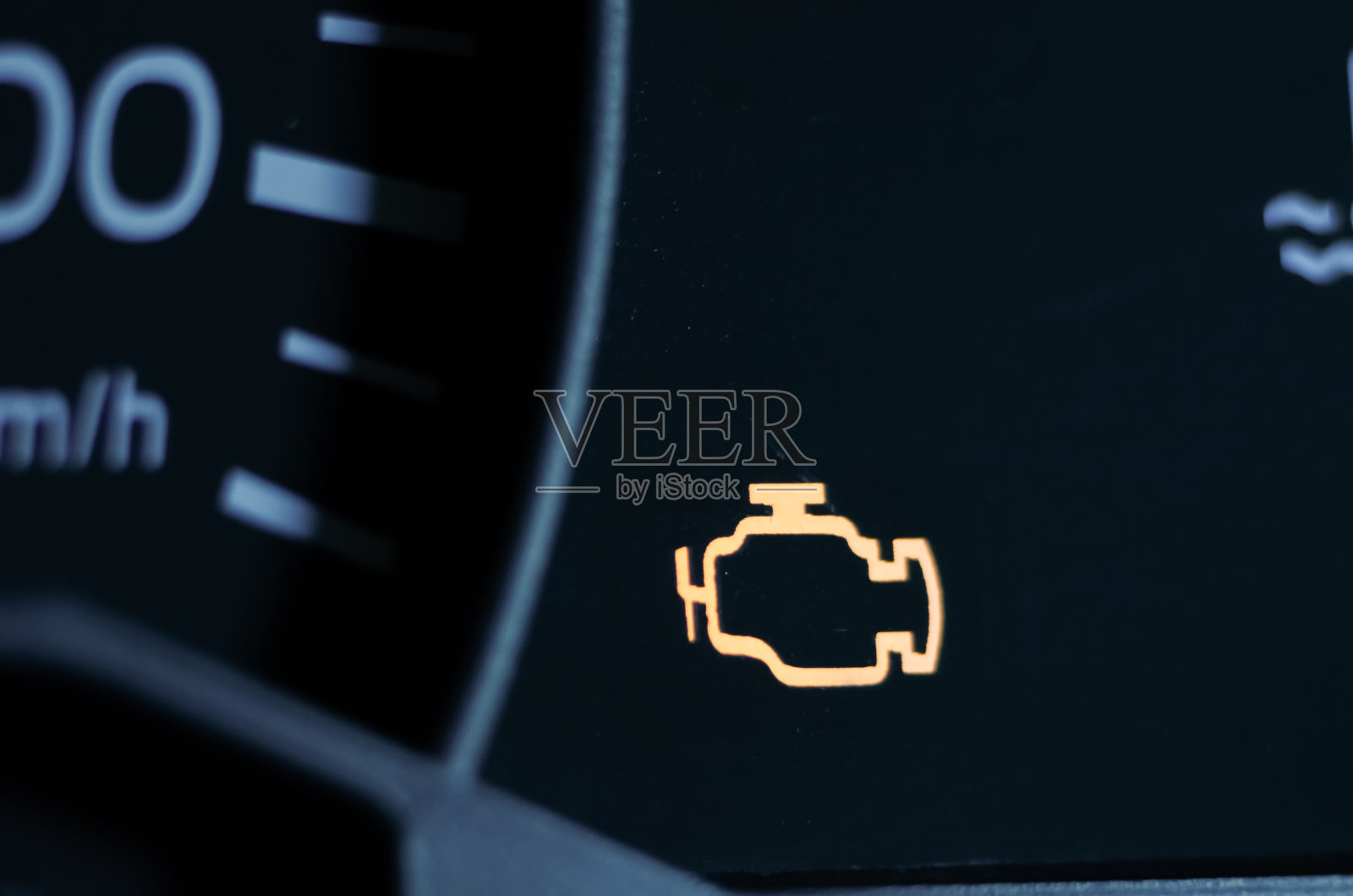 汽车仪表盘上的引擎错误黄色指示灯亮照片摄影图片