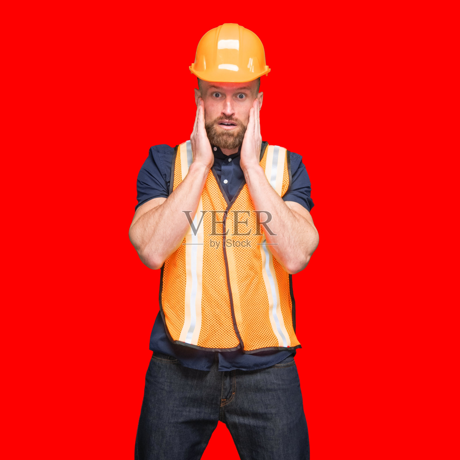 白人年轻男性站在有色背景前照片摄影图片