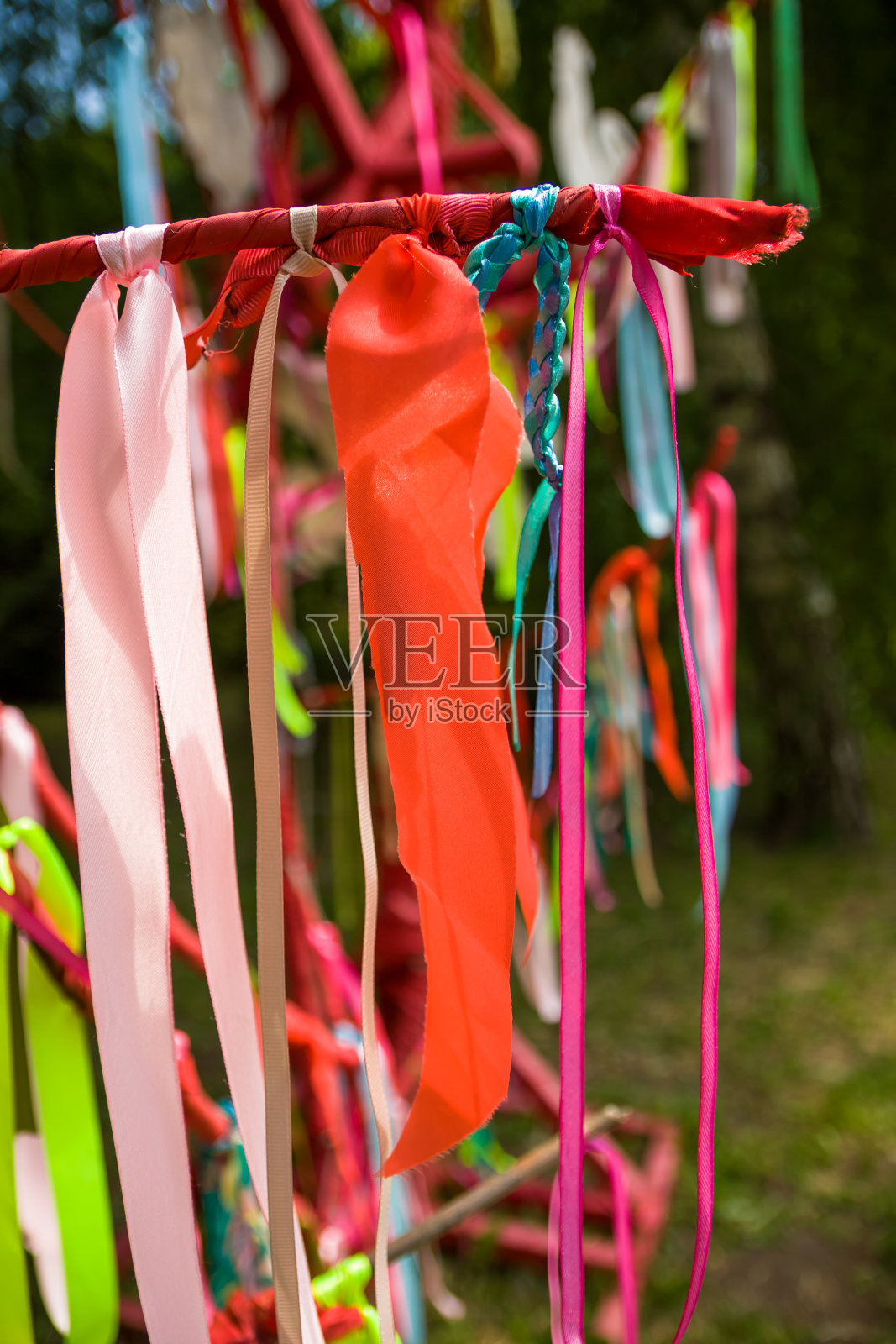 街道上五颜六色的装饰彩带照片摄影图片