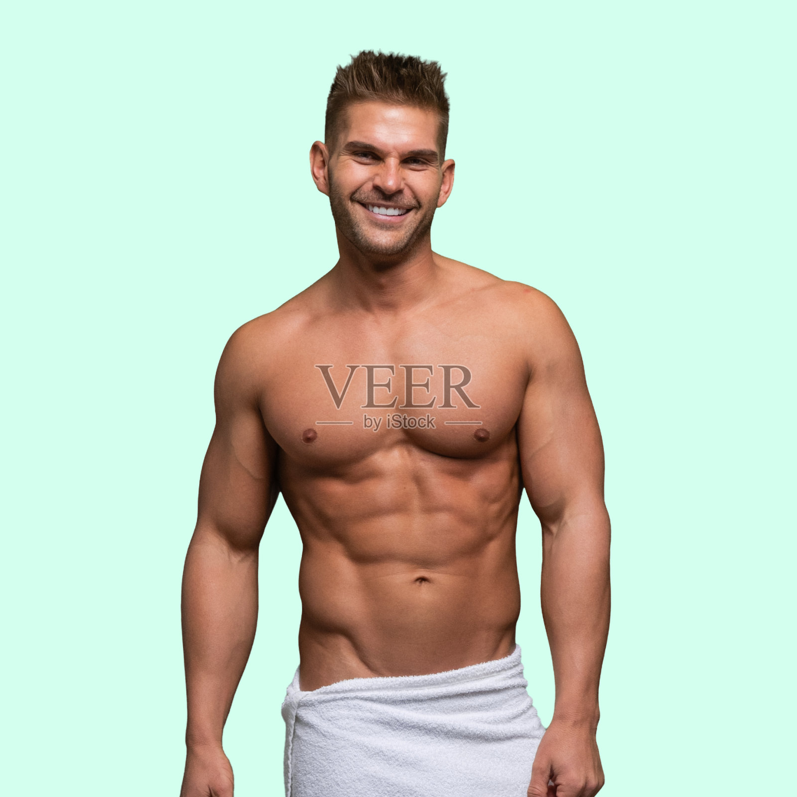 白人男性，穿着毛巾站着照片摄影图片