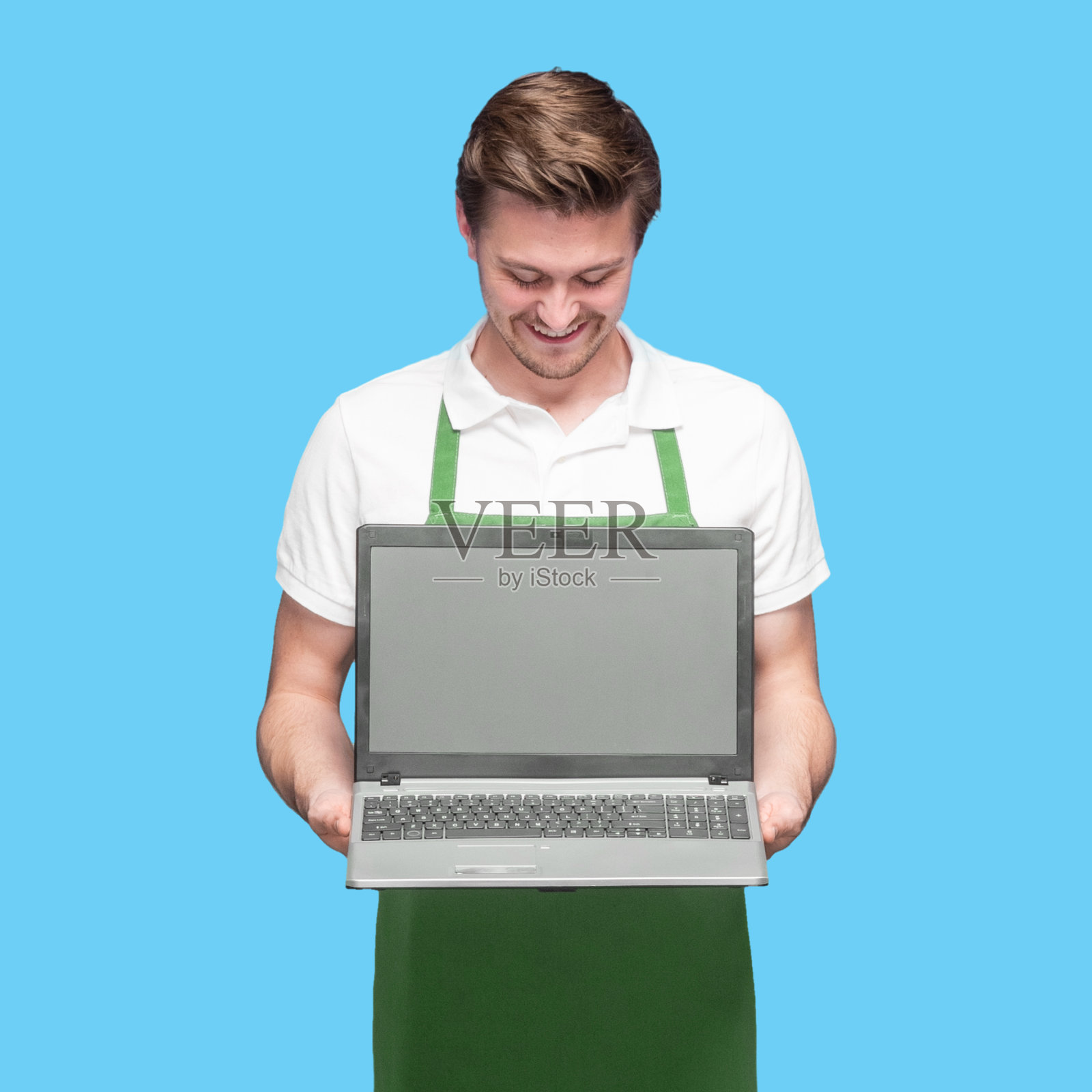 白人年轻男咖啡师穿着polo衫站着用电脑照片摄影图片