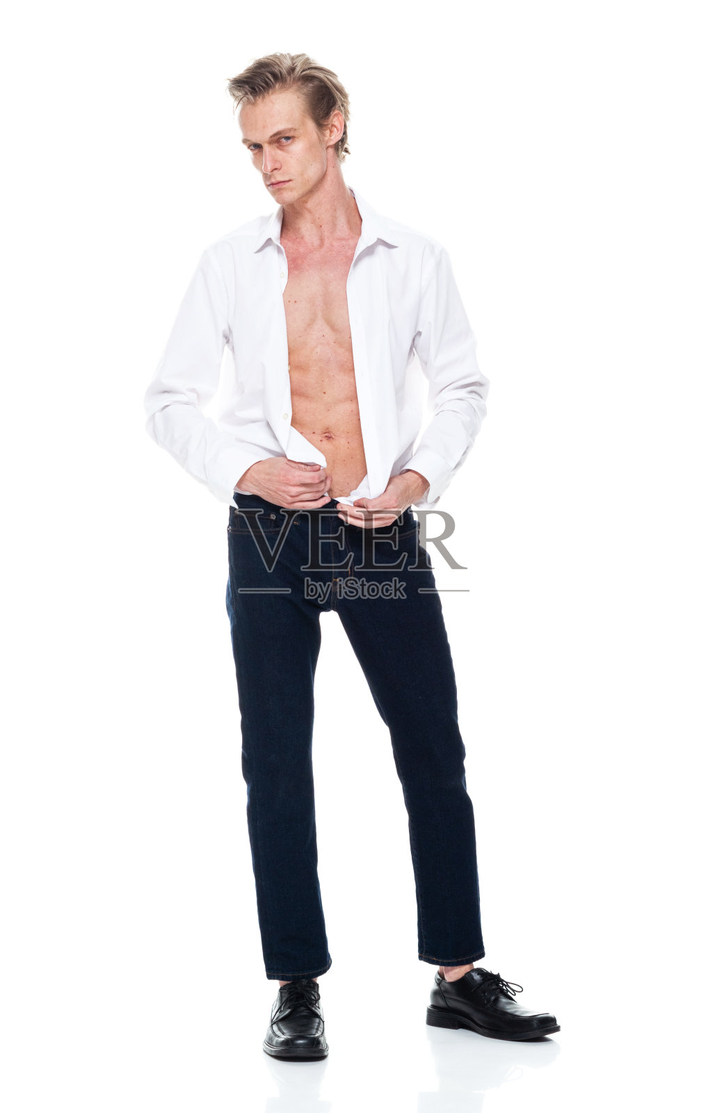 白种人年轻男性穿着纽扣衬衫站在白色背景前穿衣服照片摄影图片