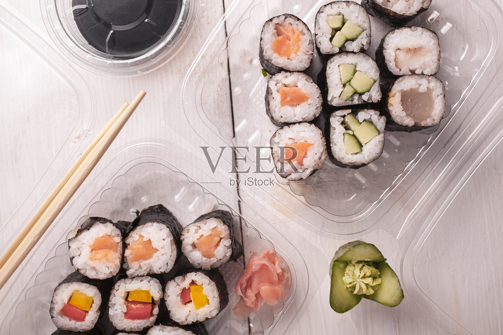 塑料容器中的寿司照片摄影图片