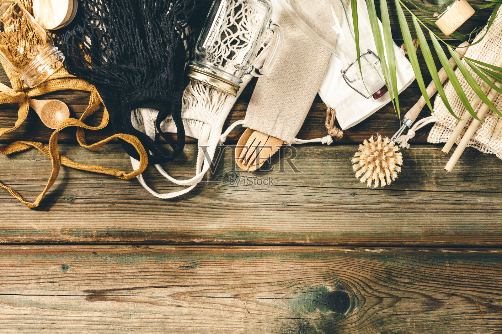 “零浪费”的概念。纺织环保袋，玻璃罐，竹制可回收餐具木制背景照片摄影图片