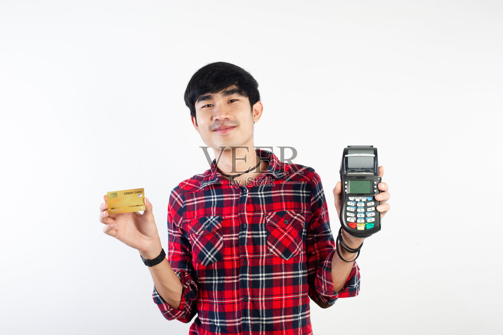 男人和信用卡刷卡支付商品和网上刷卡支付为你的生意拍照照片摄影图片