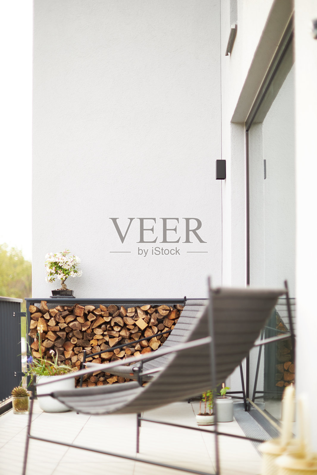 现代城市花园的各种照片，详细的花和花园家具的图片照片摄影图片