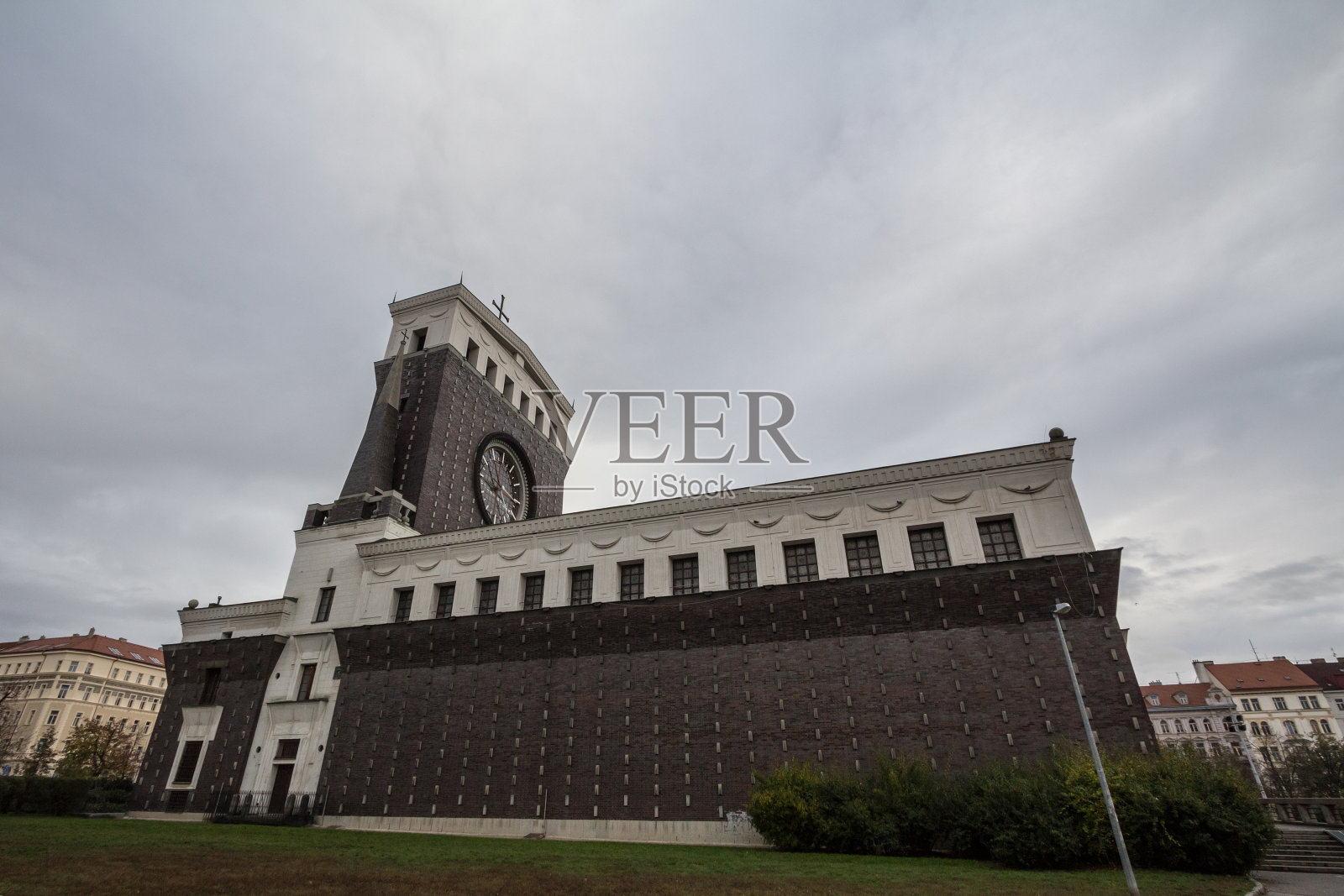 布拉格的Kostel Nejsvetejsiho Srdce Pane，也被称为我们的主最神圣的心的教堂。它是位于佐兹科夫区Jiriho z Podebrad广场上的现代天主教堂。照片摄影图片