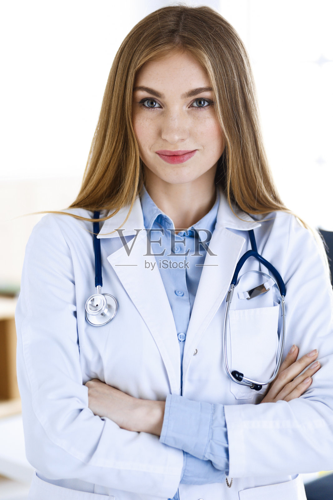 女医生站在医院的办公室里。医生在工作，生活肖像。医学保健理念。照片摄影图片