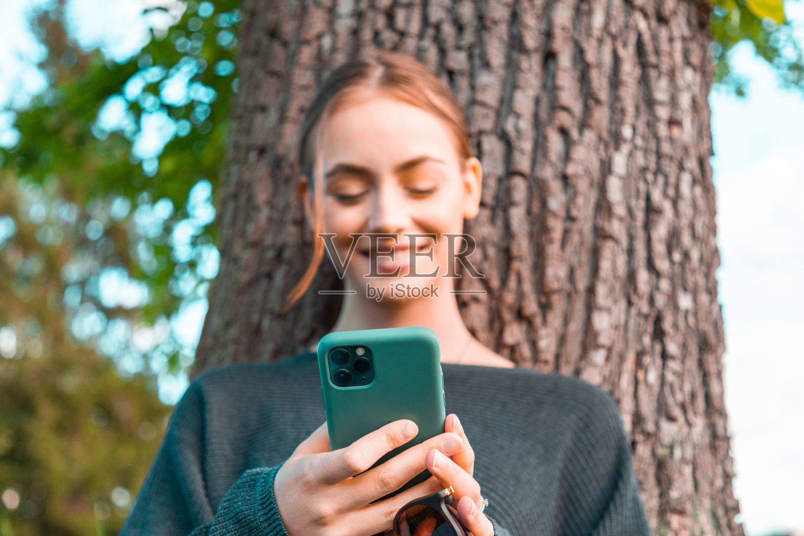 年轻女子在看手机短信照片摄影图片