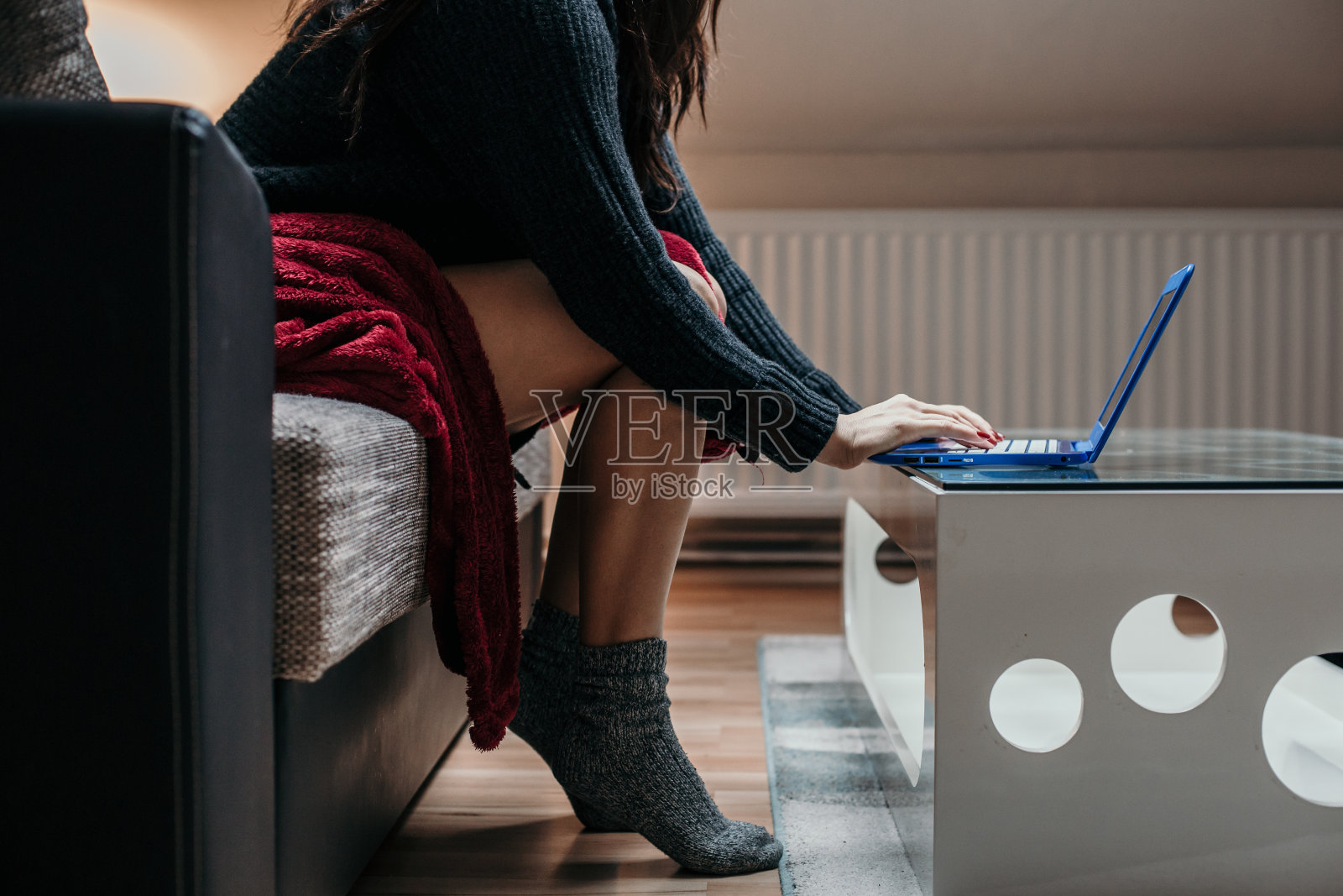 女人在笔记本电脑上打字照片摄影图片