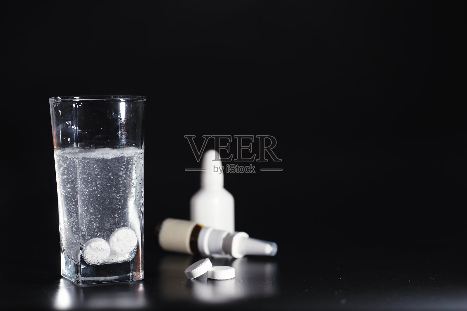 止咳糖浆瓶中的成分。医疗保健，药物，流感和治疗概念-纸湿巾和温度计药丸。照片摄影图片