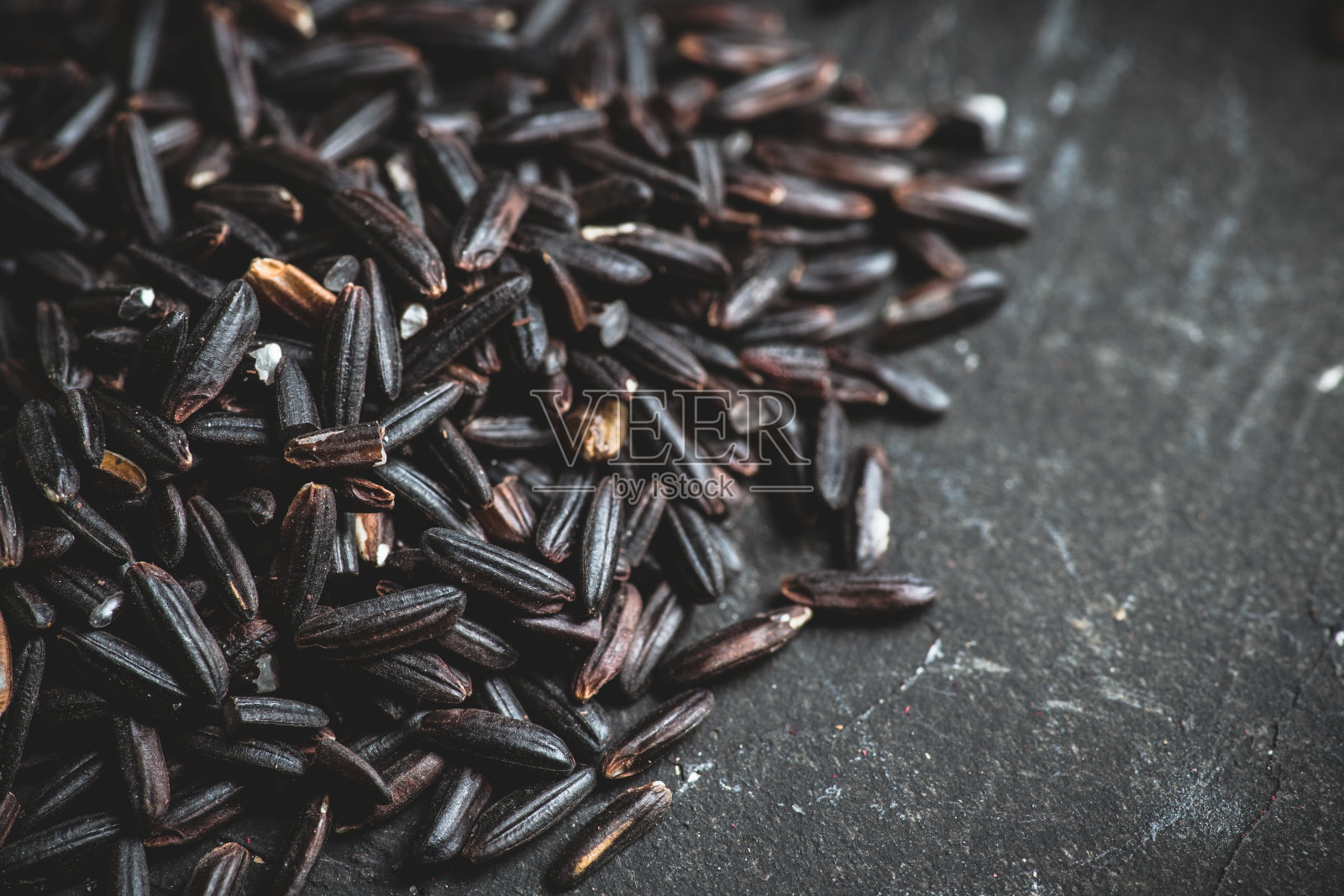 在黑暗的乡村背景上的生黑米照片摄影图片