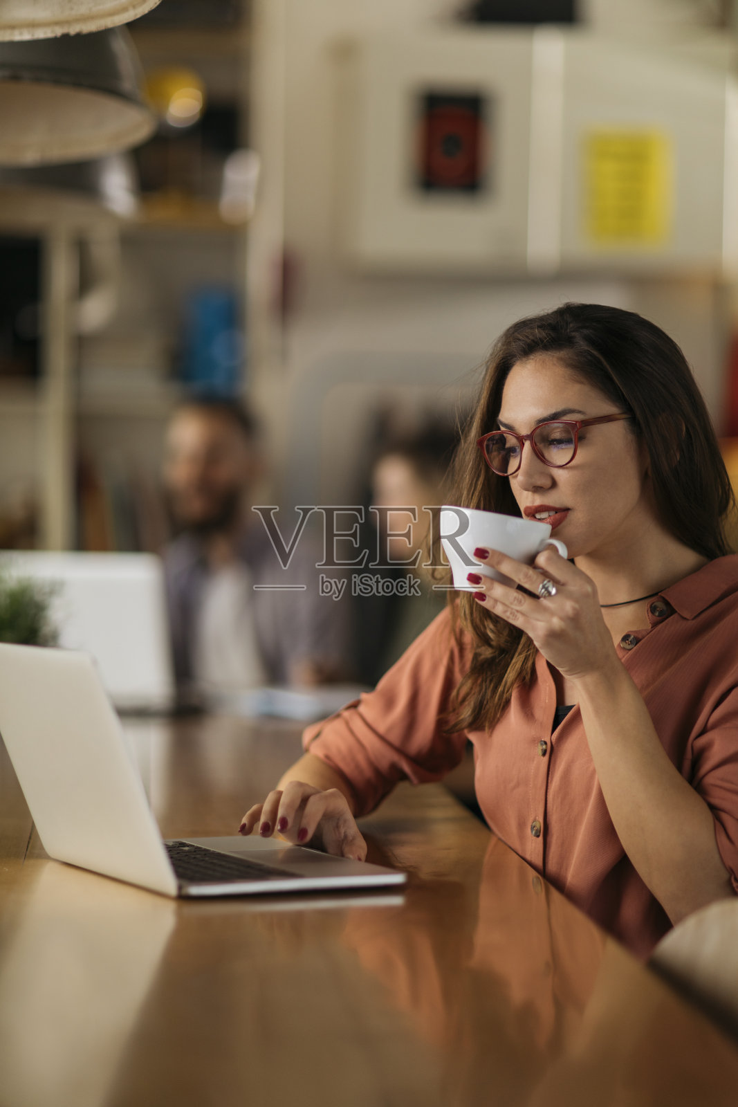 一个在现代办公室里的女孩的肖像照片摄影图片