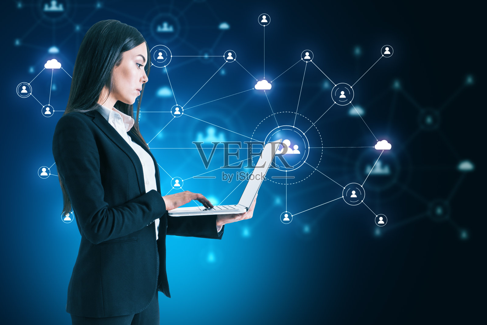 具有创造性社交网络界面的笔记本电脑照片摄影图片