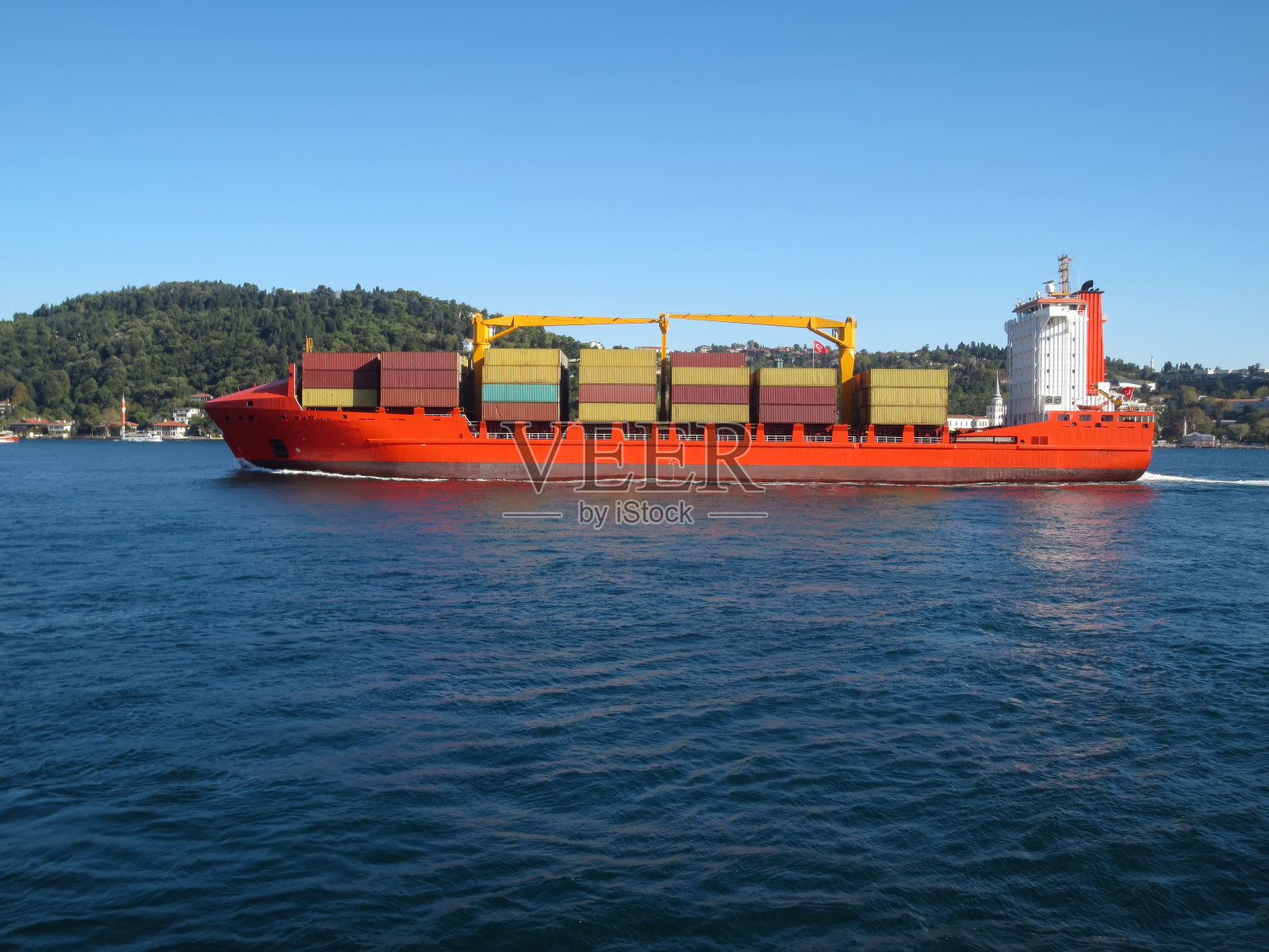 装载集装箱的货船，土耳其伊斯坦布尔。照片摄影图片