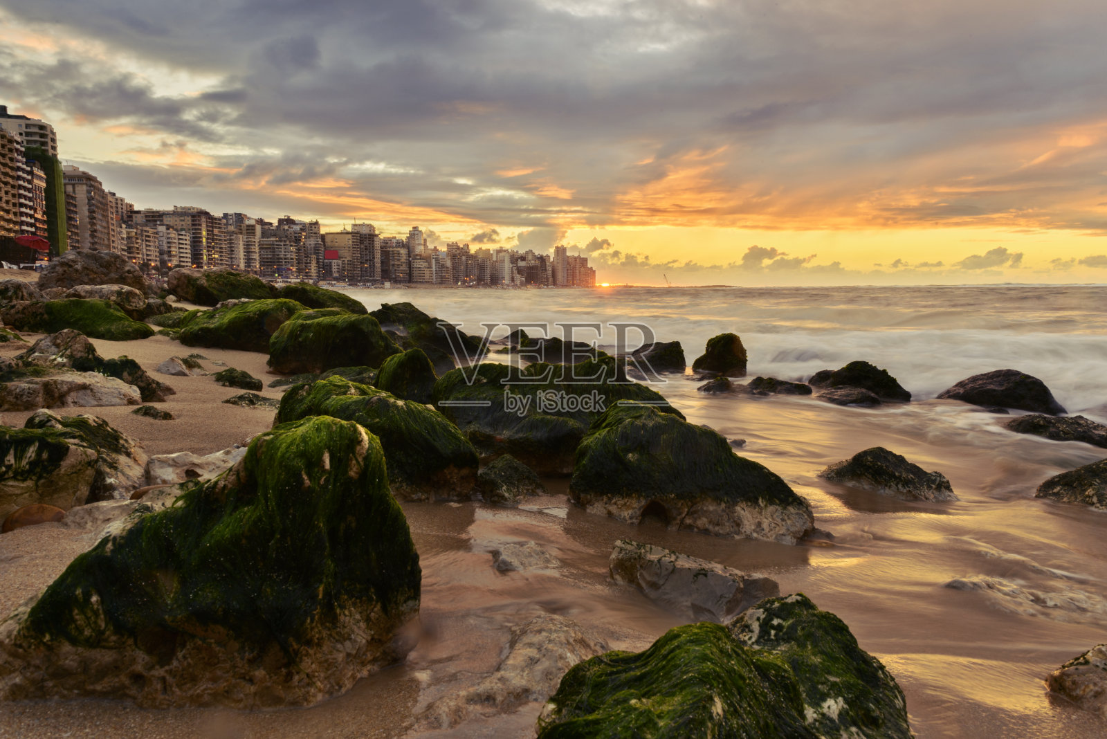 海滨日落：地平线上的城市天际线照片摄影图片