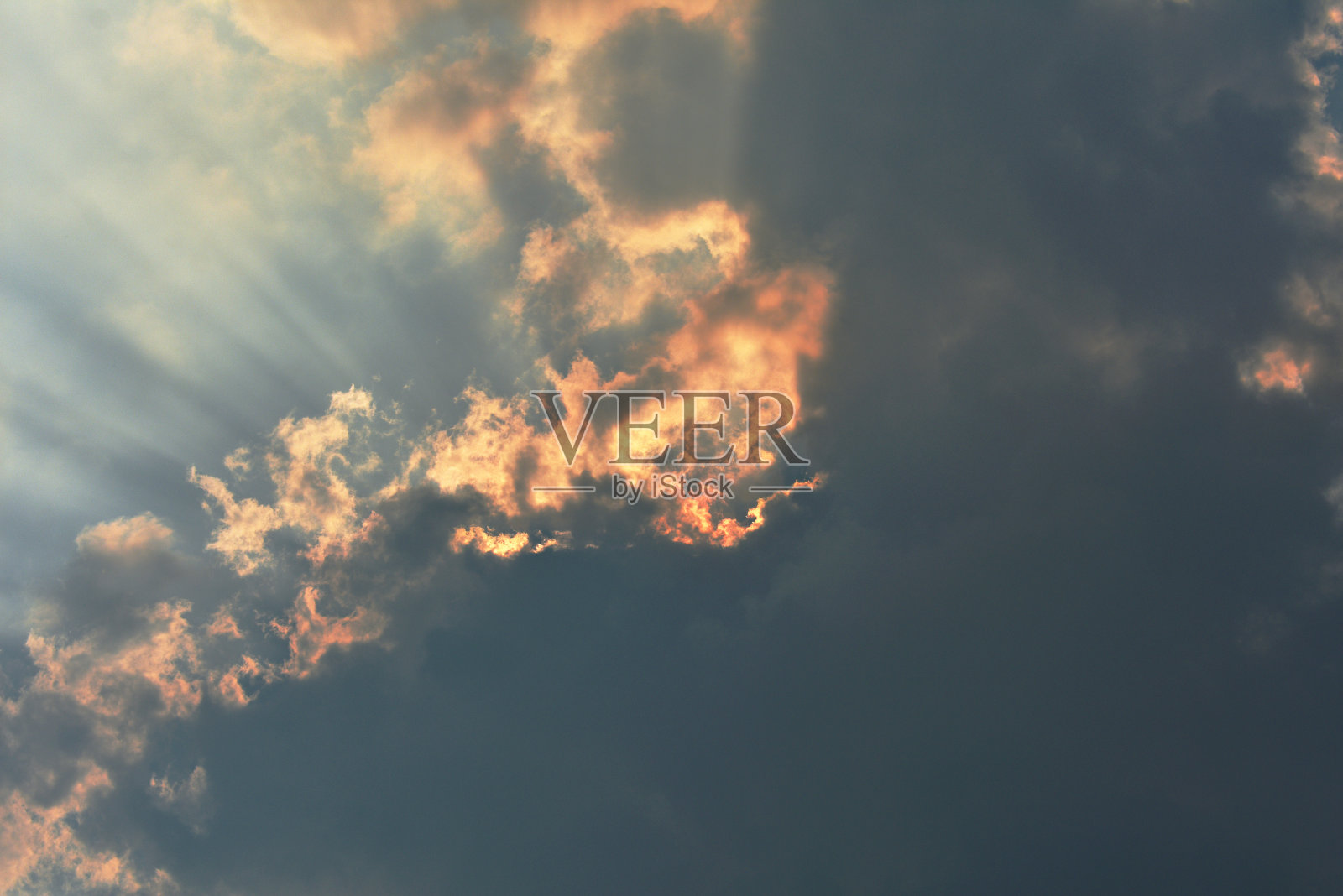 美丽的红色阳光从乌云中出来照片摄影图片