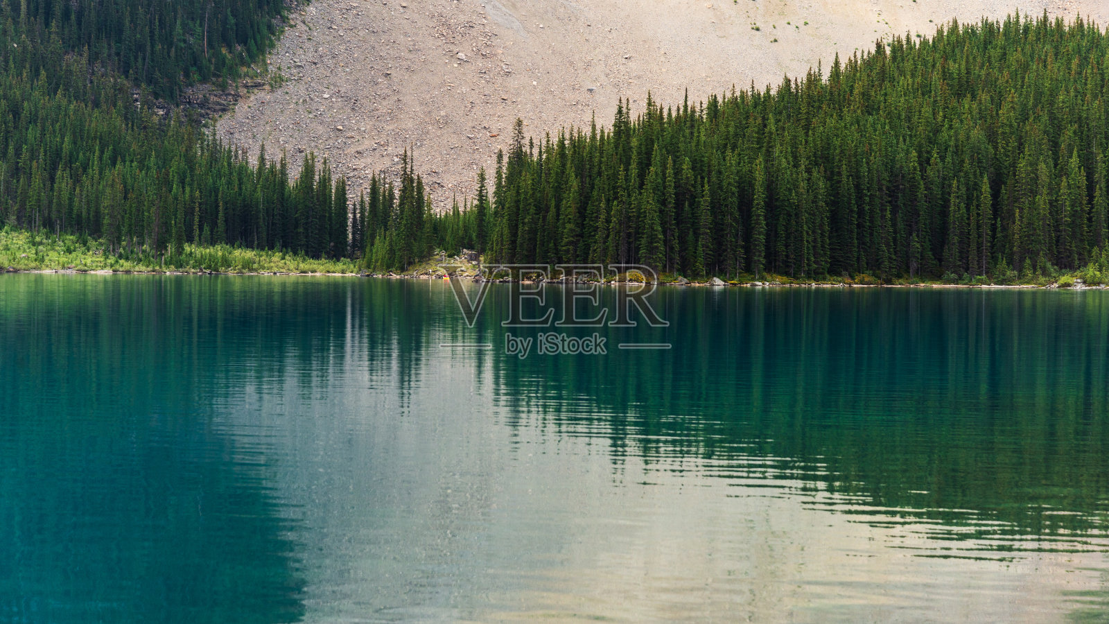 冰碛湖，班夫国家公园，加拿大阿尔伯塔省照片摄影图片