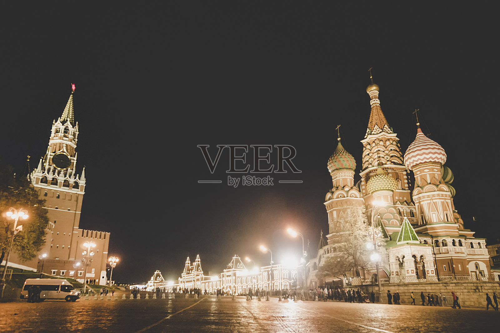 克里姆林宫的Spasskaya塔和红场的圣巴舍尔大教堂的全景夜景，莫斯科，俄罗斯联邦。红场夜景拍摄。人们行走，莫斯科夜。克里姆林宫的时钟照片摄影图片