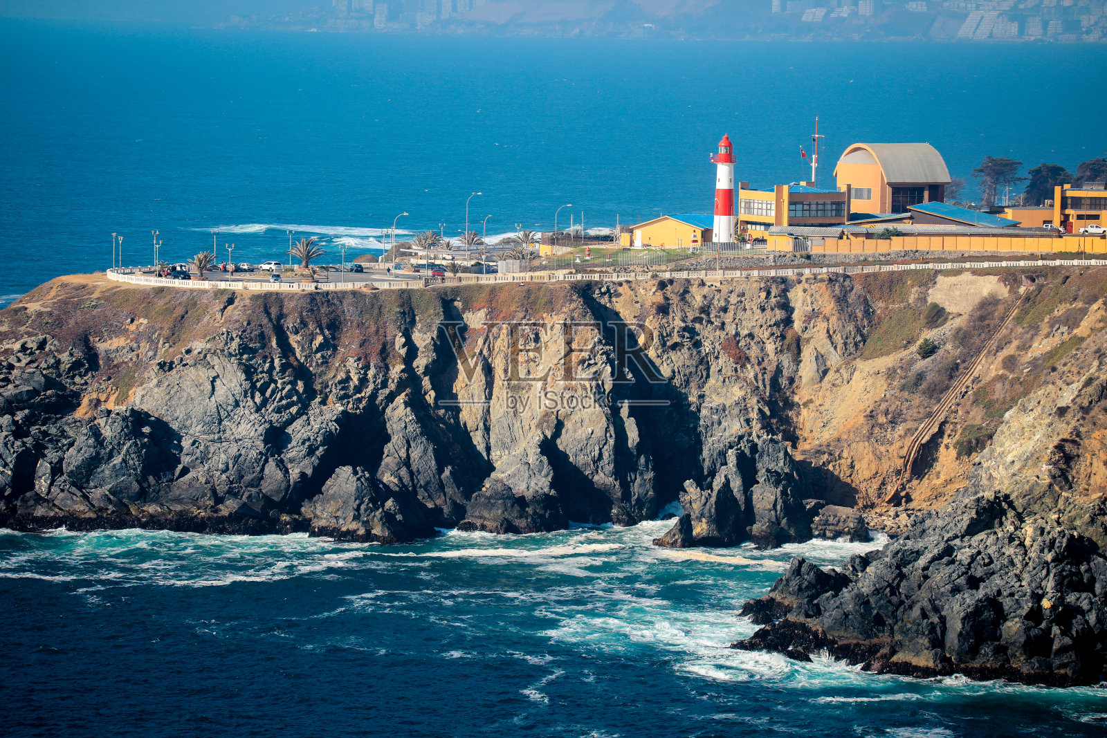 灯塔在岩石上照片摄影图片