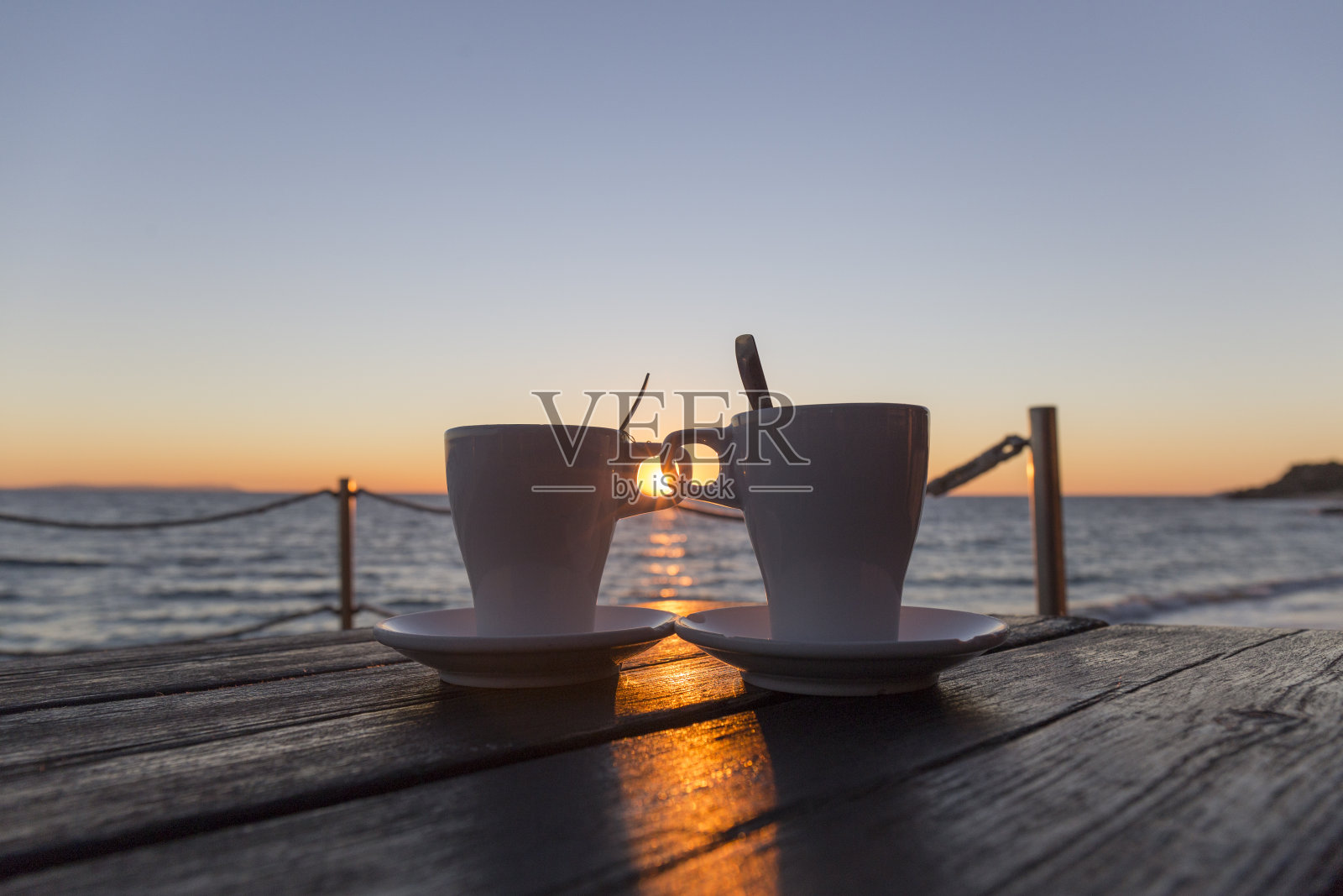 日落时分，海边露台上的咖啡照片摄影图片