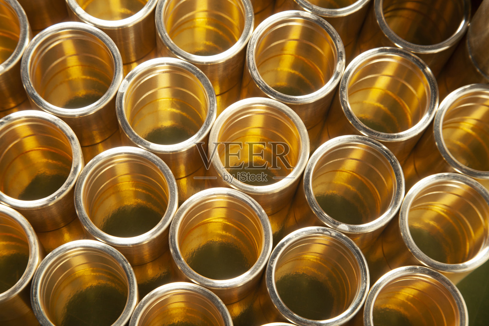 工程和金属加工技术。新的铜缸。照片摄影图片