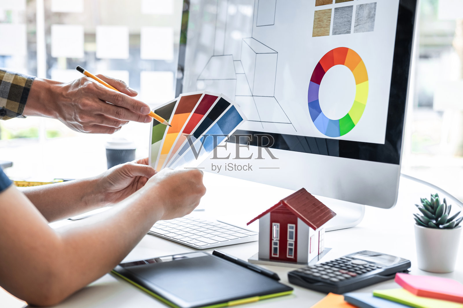 年轻的室内平面设计师团队在绘图板和色块上工作，在现代办公室讨论住宅项目，创造性的工作场所灵感和想象照片摄影图片