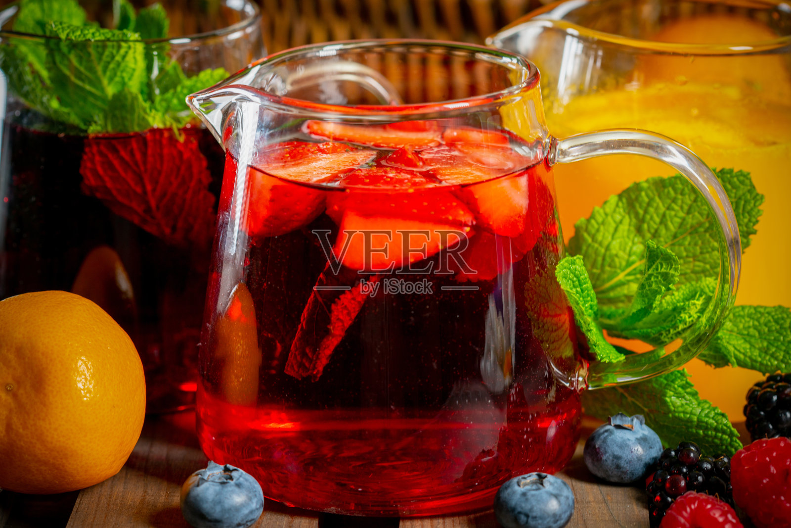 新鲜的果汁和水果在玻璃罐与薄荷叶照片摄影图片