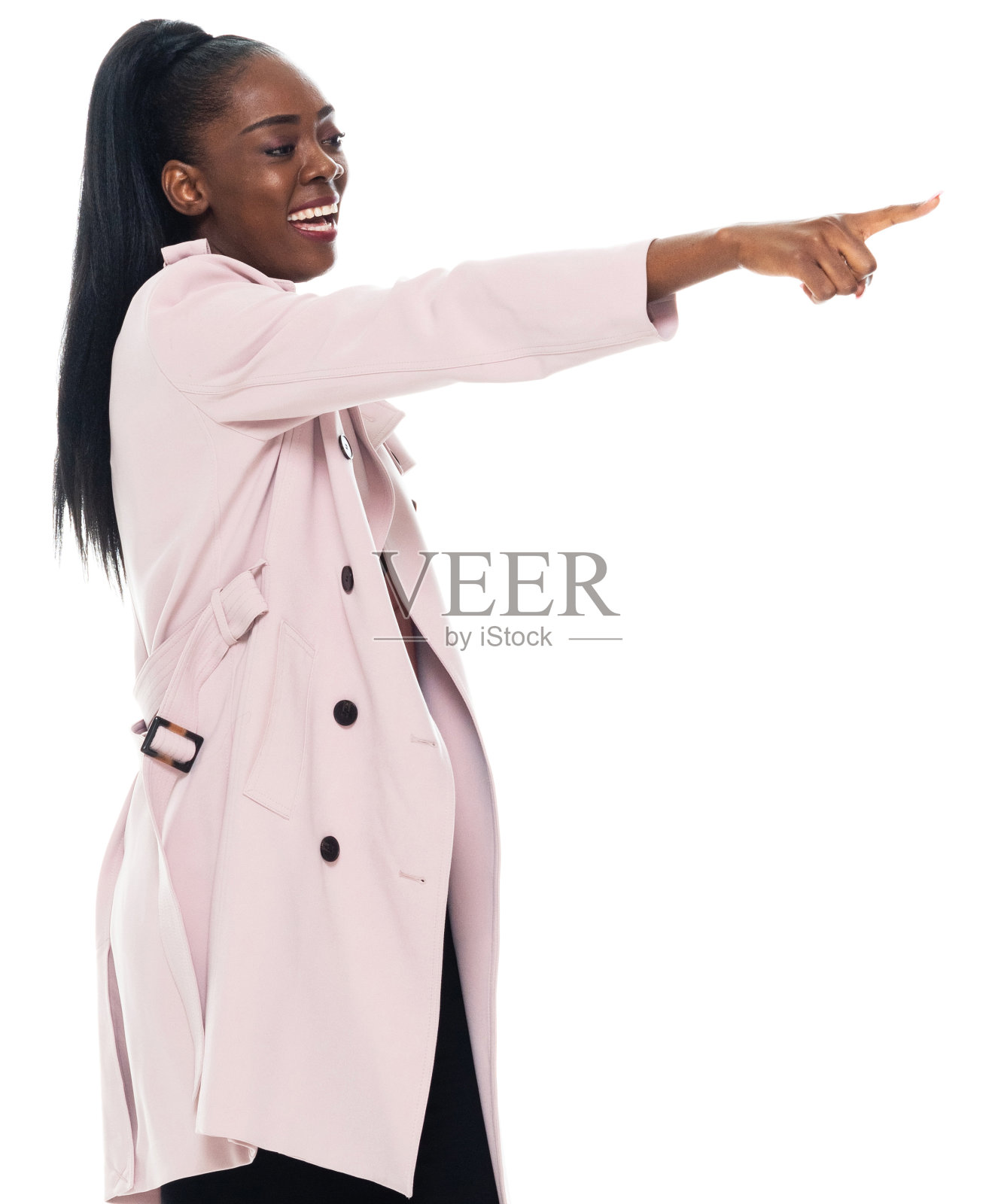 非裔美国女性穿着风衣拿着钱包站在白色背景前照片摄影图片