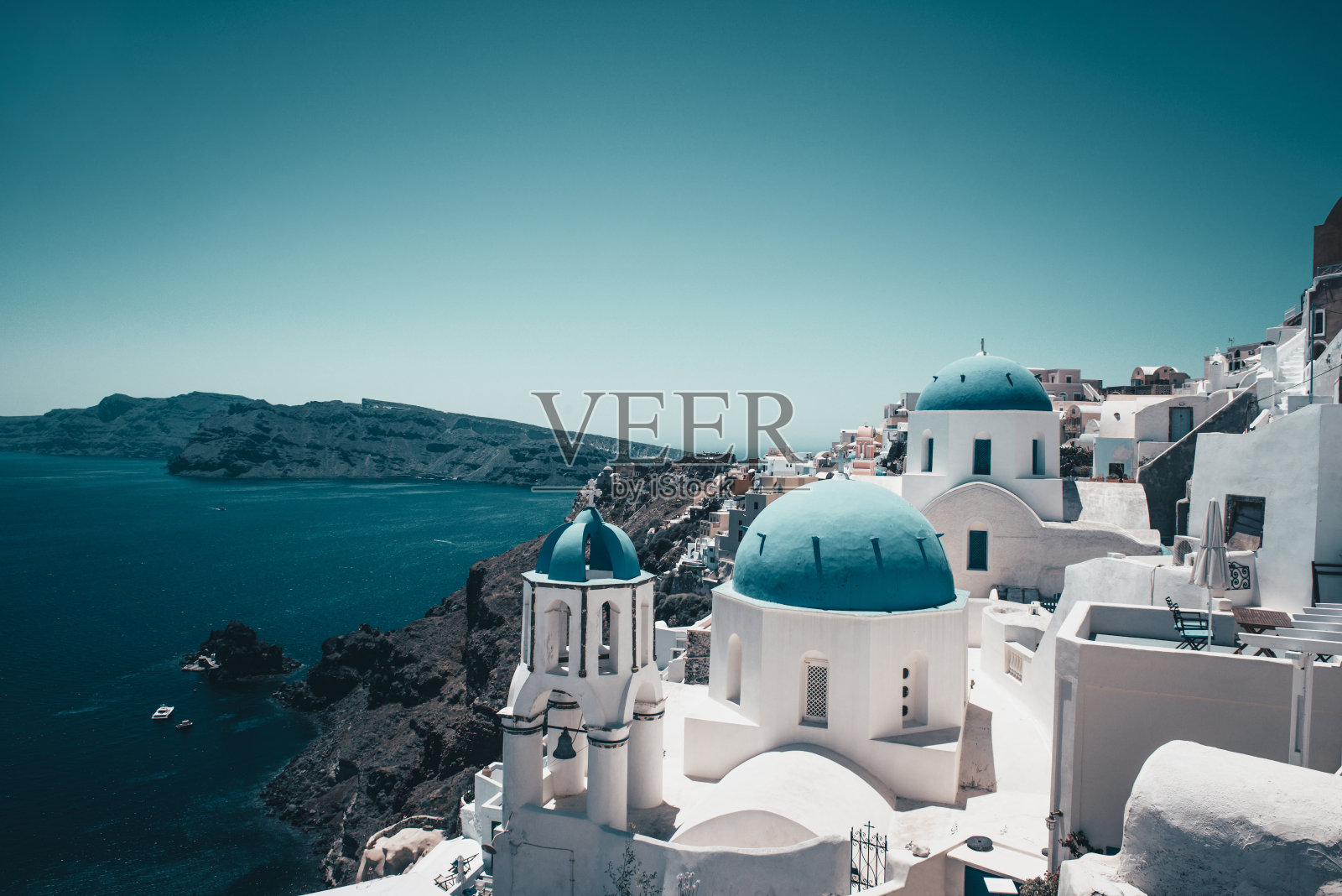 圣托里尼岛伊亚山上的蓝色圆顶教堂照片摄影图片