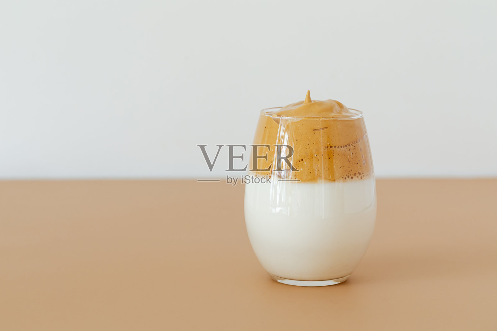 达尔戈纳咖啡灯光背景。用玻璃杯装的韩式冰咖啡照片摄影图片