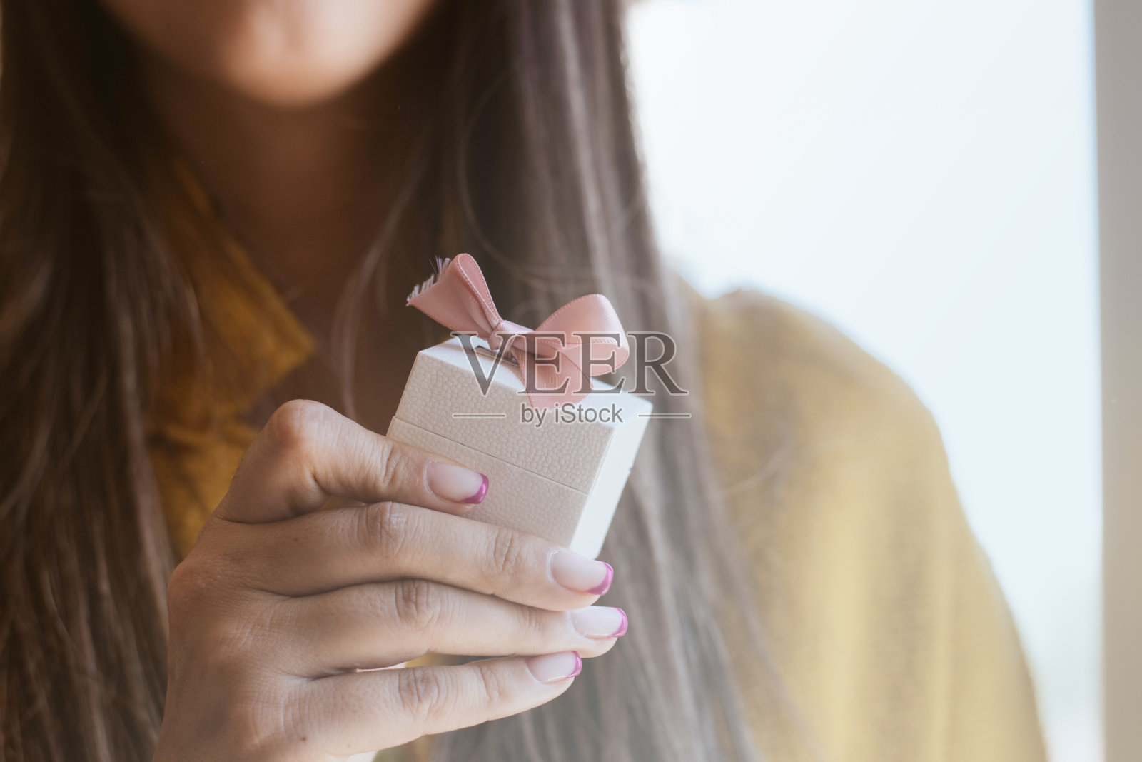 礼盒里的单人钻石戒指照片摄影图片