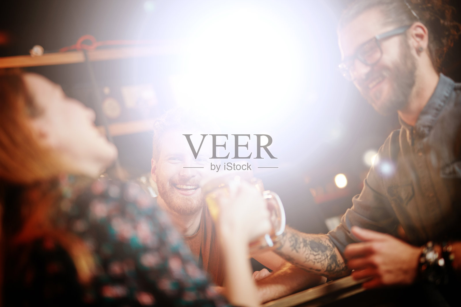 站在酒吧里喝啤酒的夫妇。照片摄影图片