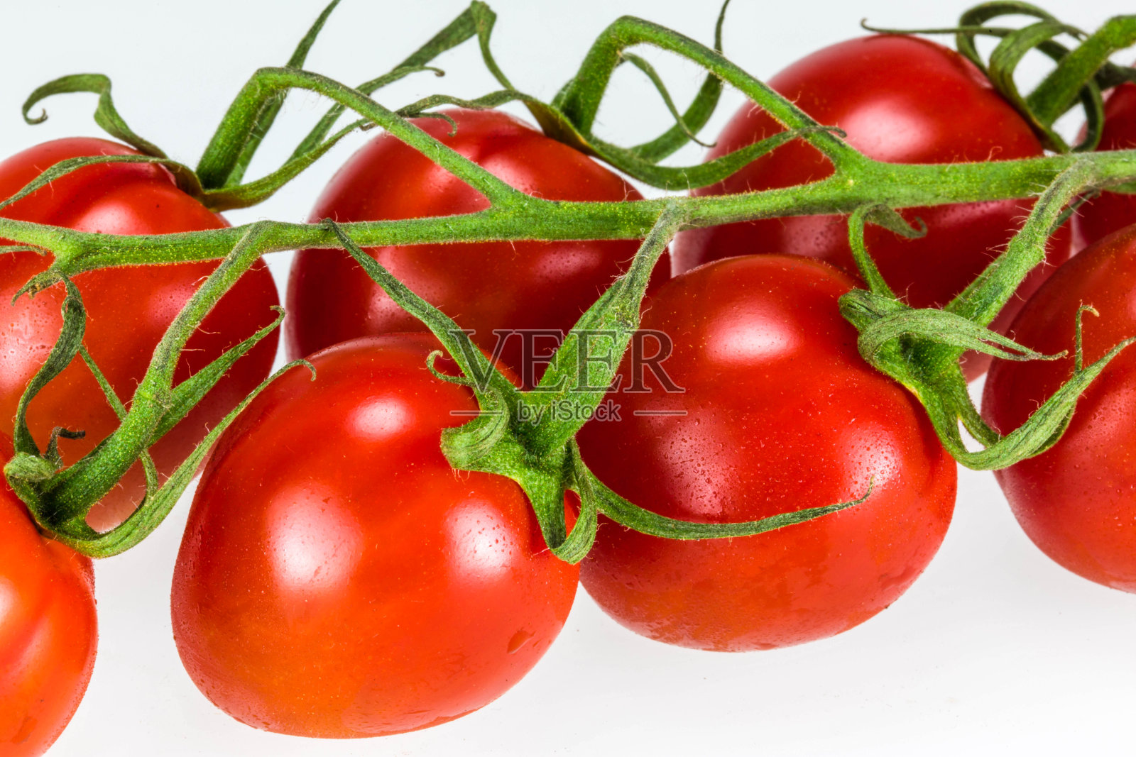 鲜嫩美味的樱桃番茄，孤立在白色背景上照片摄影图片