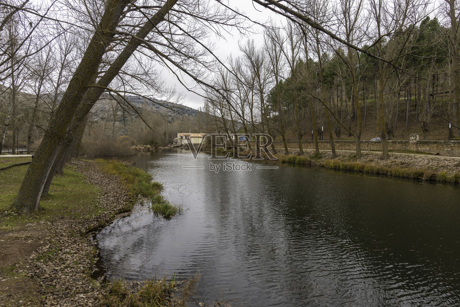 西班牙索里亚的河边步道。照片摄影图片