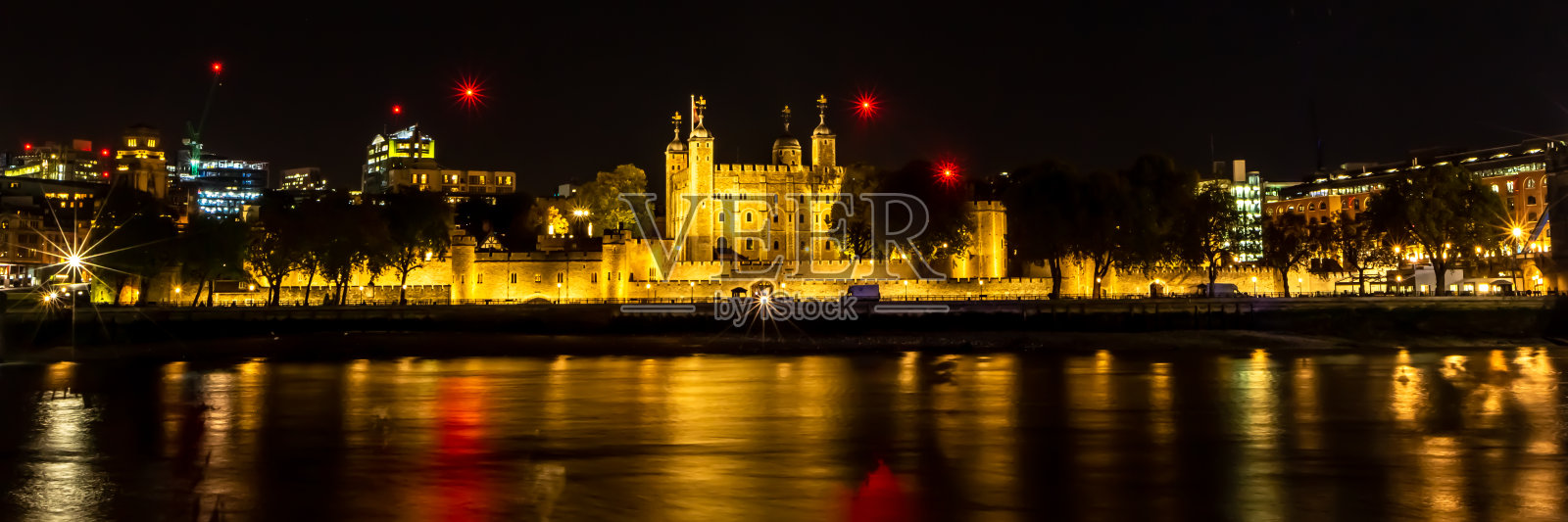 英国伦敦塔桥。长曝光和夜景拍摄。照片摄影图片