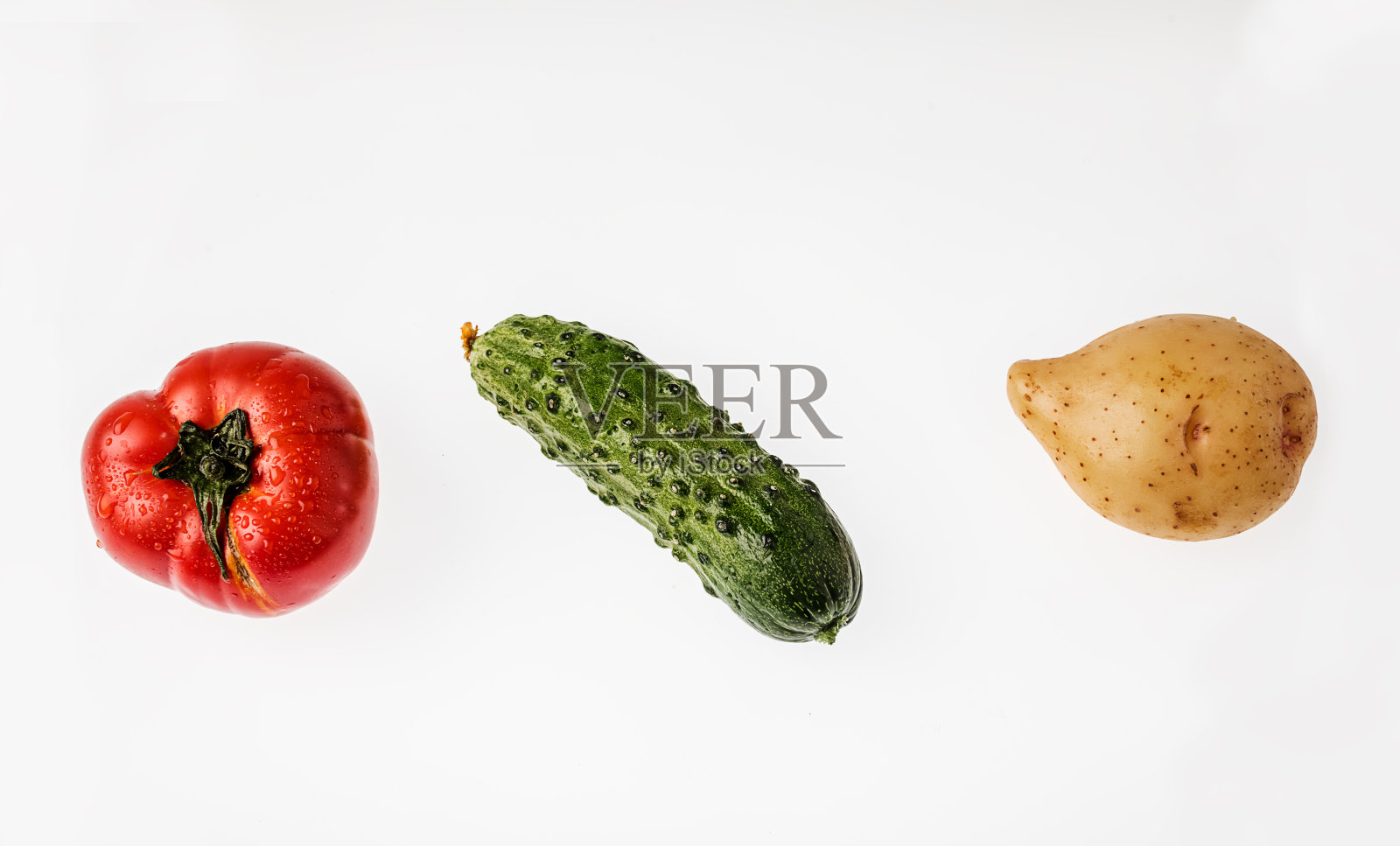 白色背景上的番茄、黄瓜和土豆。照片摄影图片