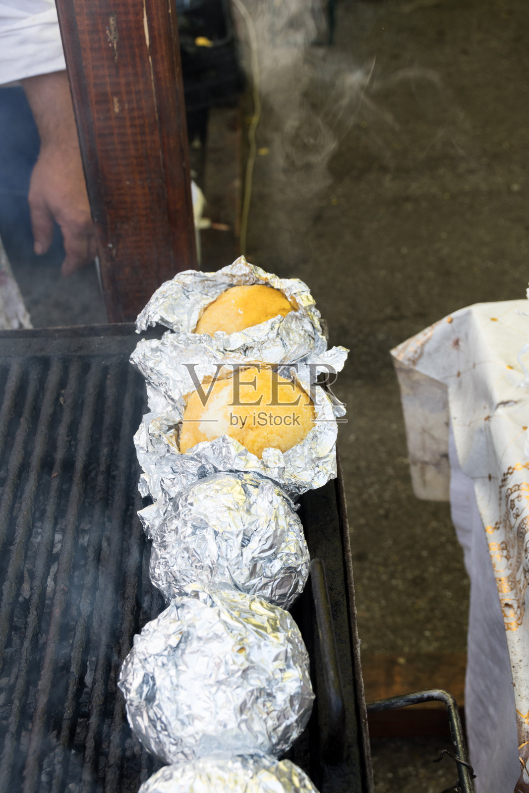 中间夹着一团玉米粥和奶酪，叫做bulz，这是罗马尼亚的一道传统菜肴。在外面的烤架上烤玉米粥和奶酪，还有放羊照片摄影图片