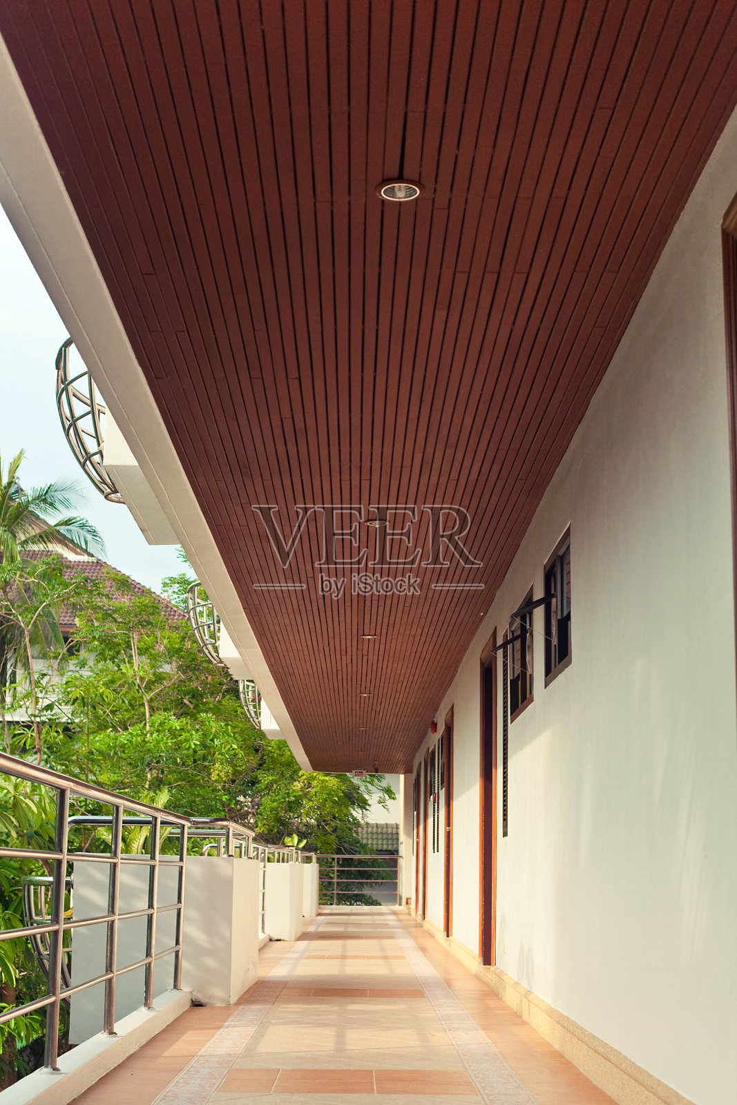 酒店里空荡荡的长廊照片摄影图片