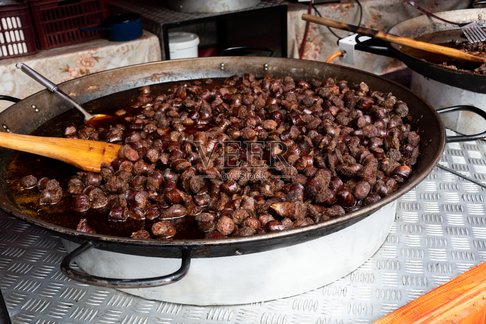 在街头美食节期间出售的美味的、不健康的油炸猪肉卷照片摄影图片