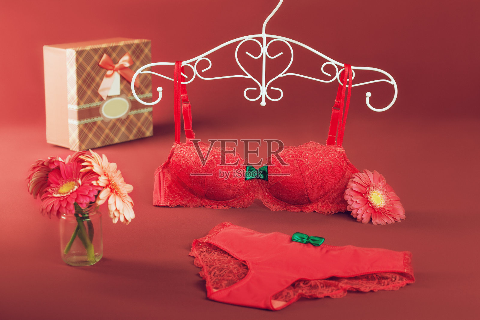 内衣套装与礼盒和非洲菊照片摄影图片