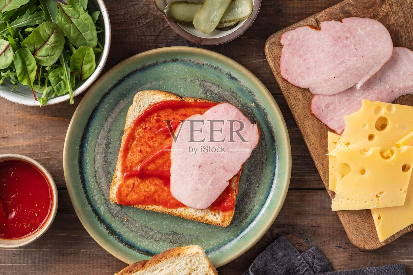 三明治与火腿，奶酪和新鲜蔬菜在木制背景。照片摄影图片