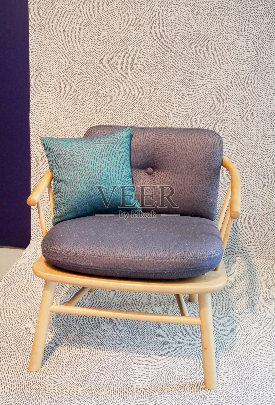 有靠垫的单人扶手椅照片摄影图片