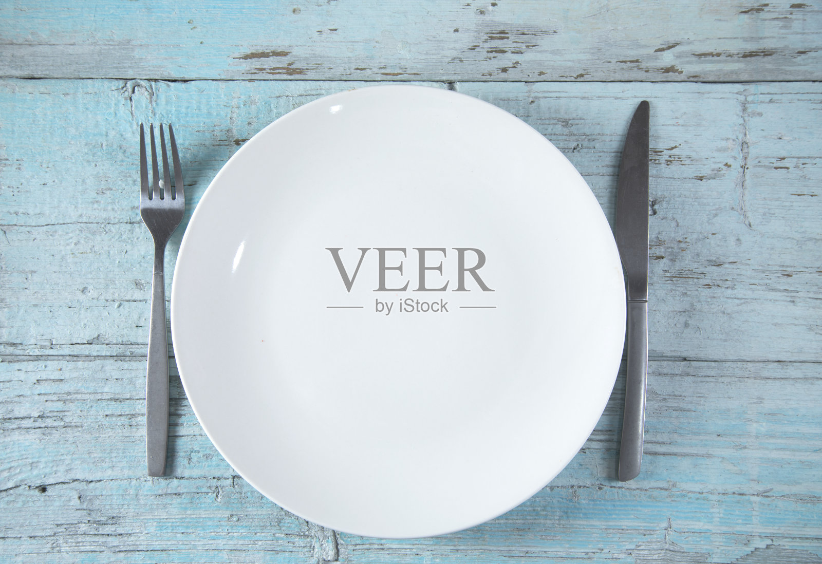 白色盘子和刀叉照片摄影图片