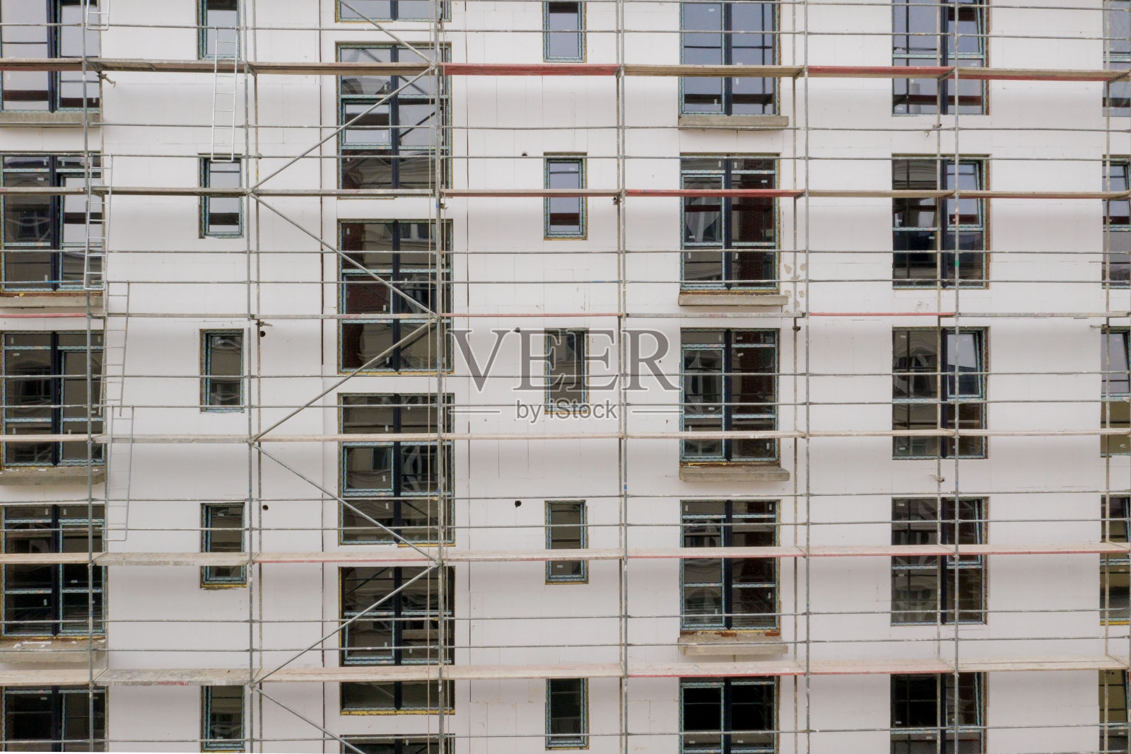 高层建筑附近用来抹灰的脚手架照片摄影图片