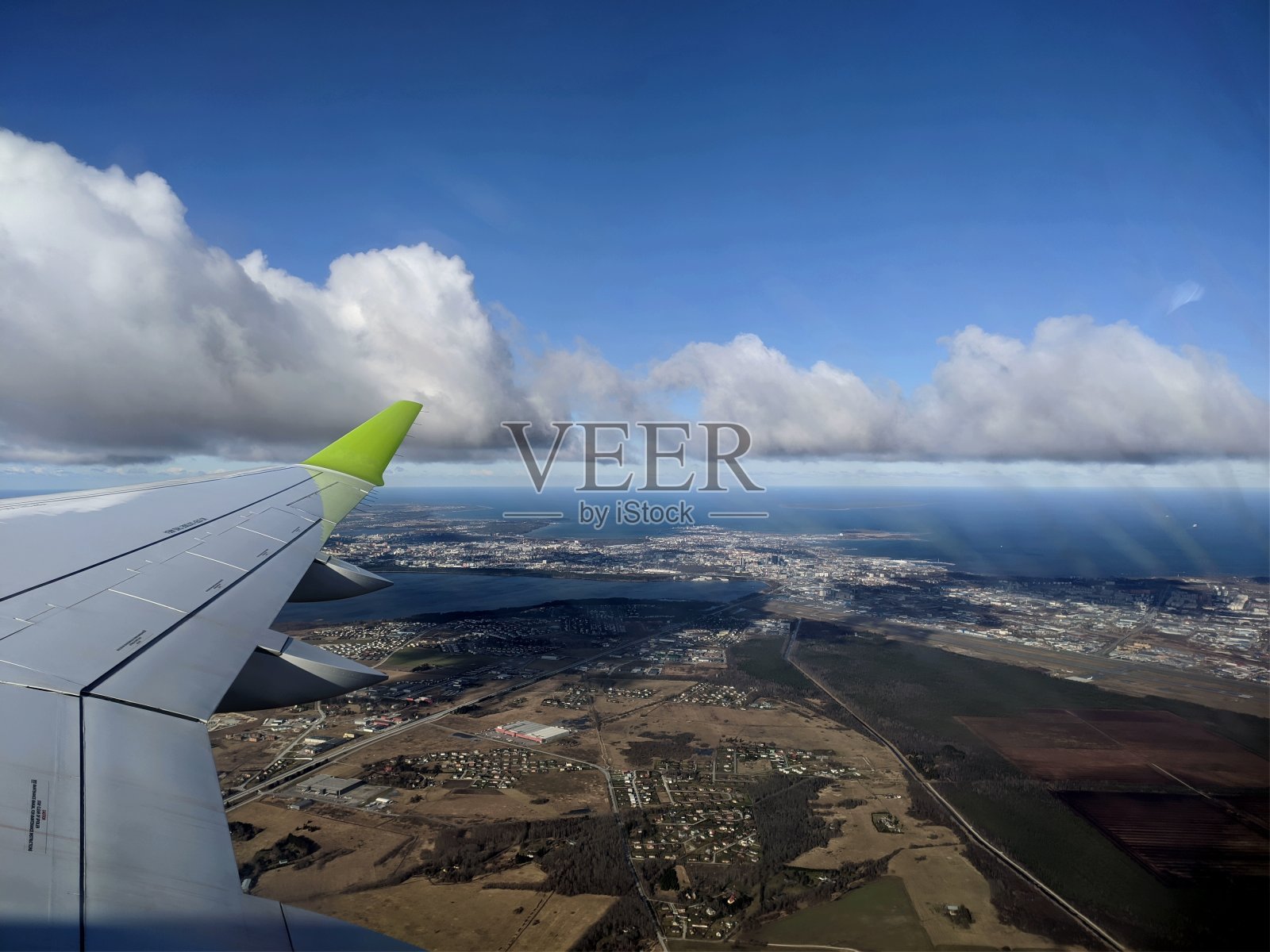 从城市窗口降落的飞机上看到的景象照片摄影图片