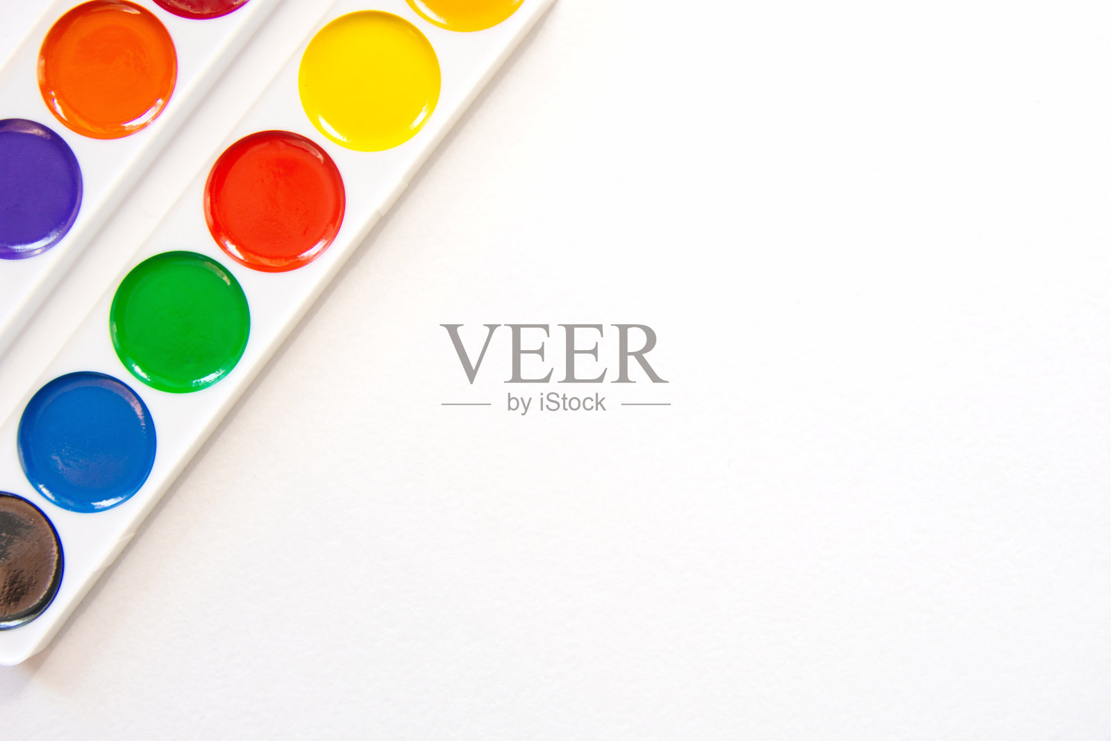 俯视图上的水彩颜料盒框架边界上的白色水彩纸纹理，创意艺术项目，复制空间照片摄影图片