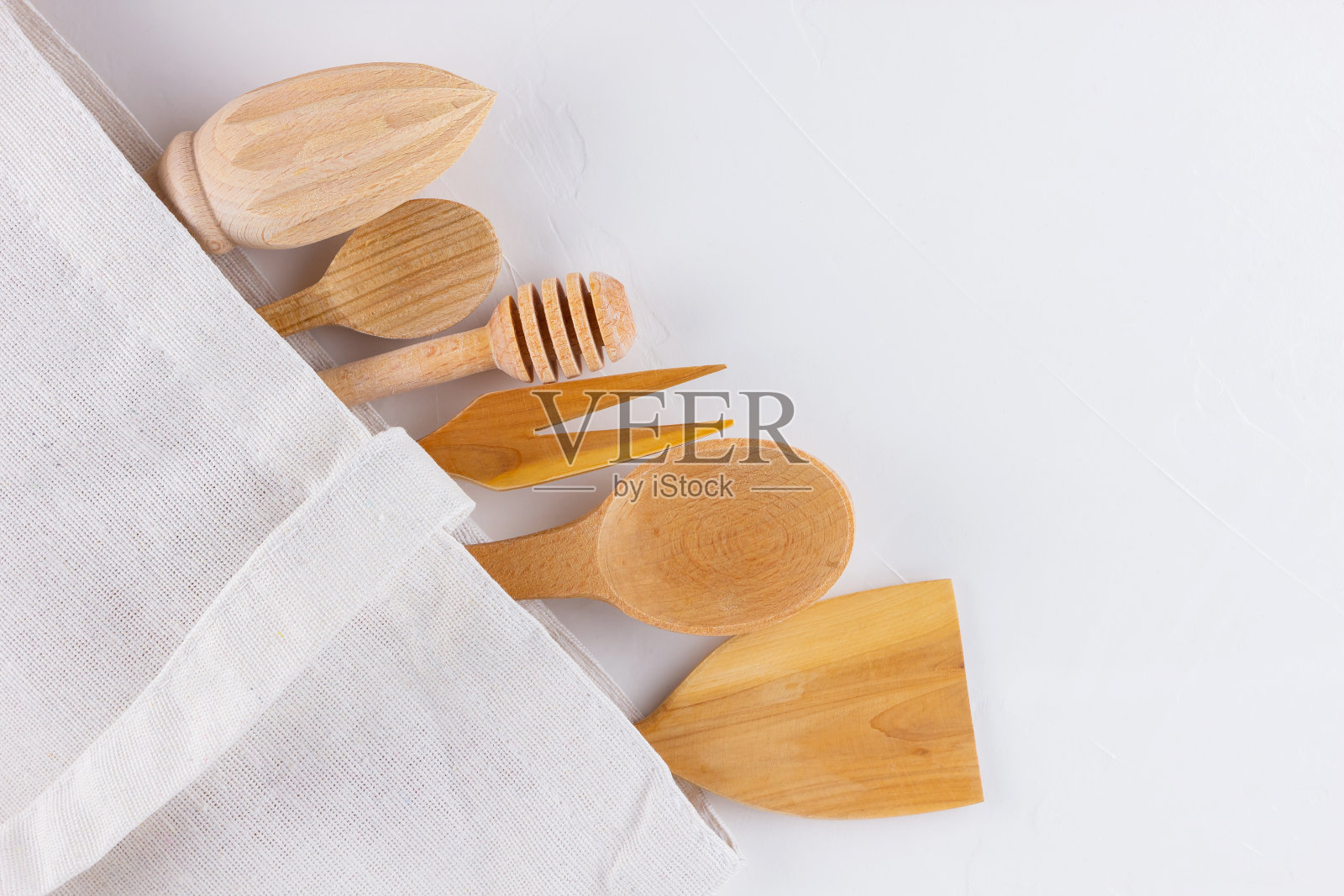 “零浪费”的概念。白色背景上的棉袋和木制餐具。环保木制餐具和环保袋。塑料自由概念。极简主义。本空间照片摄影图片
