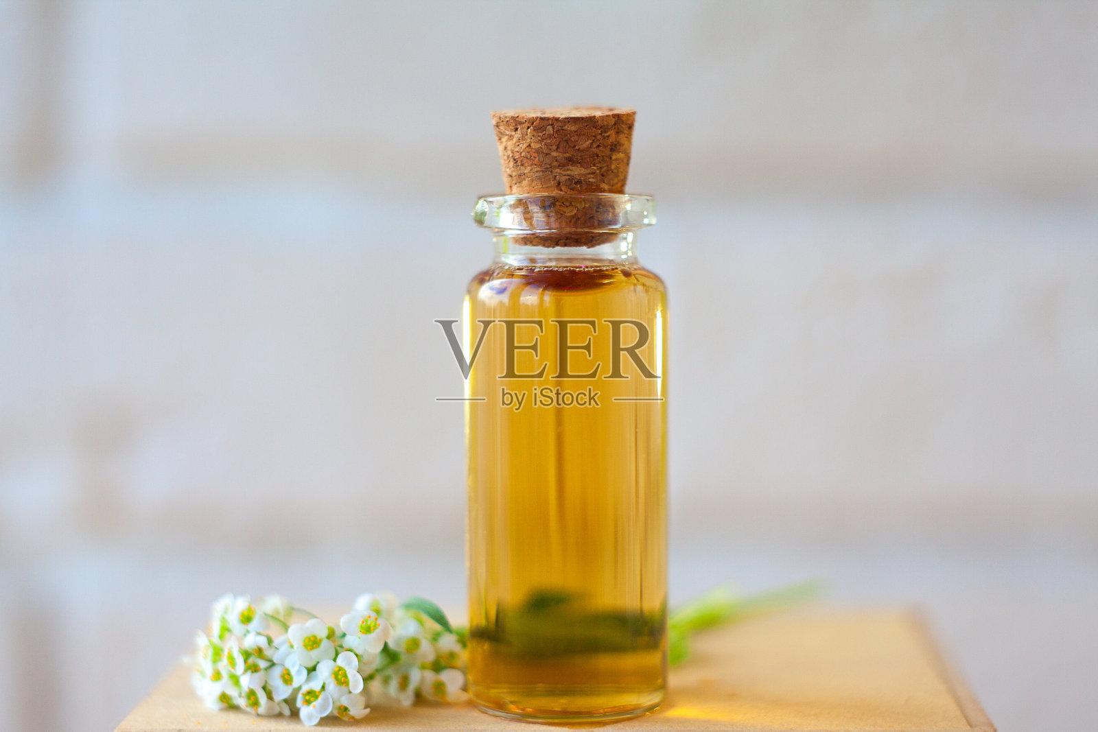 alissus精油装在漂亮的瓶子里放在桌上照片摄影图片